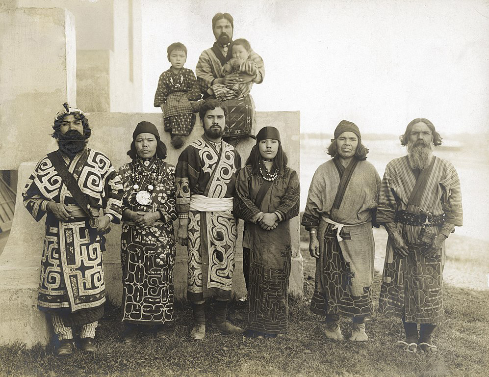 Abbildung einer Gruppe von Ainu, 1904.