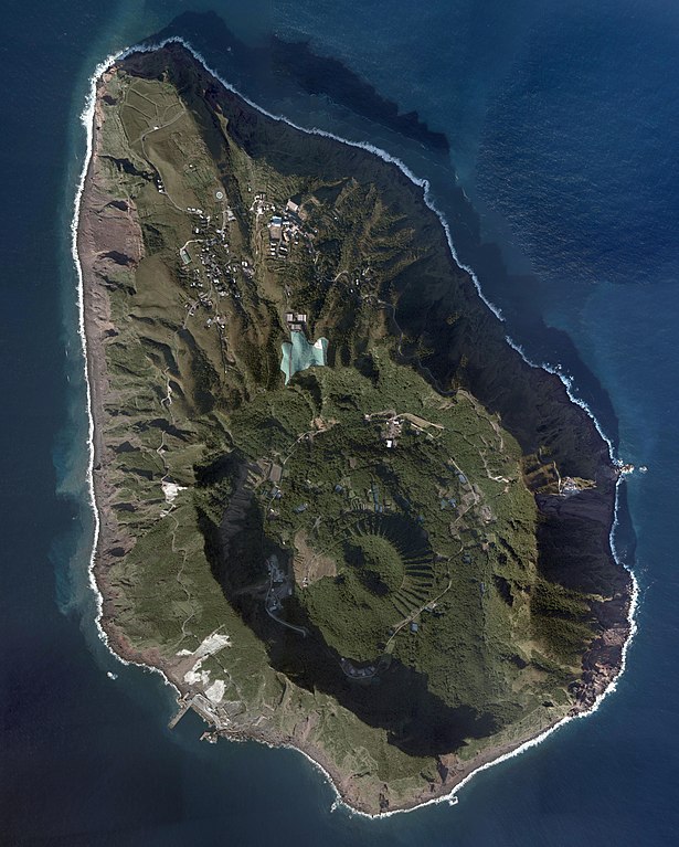Luftbild die Vulkaninsel Aogashima, Nampō-Inselkette, Japan.