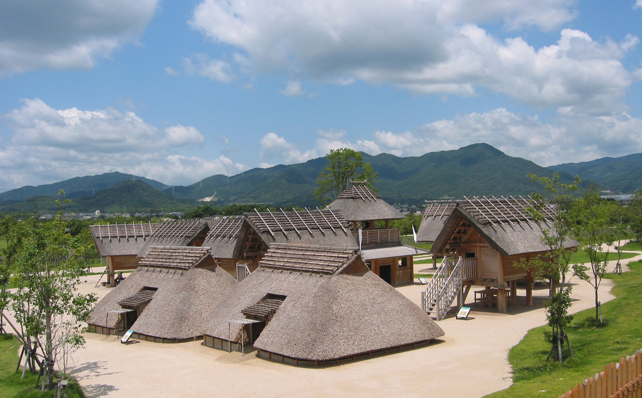 Abbildung von Hütten einer rekonstruierten Yayoi-Siedlung, Präfektur Saga.