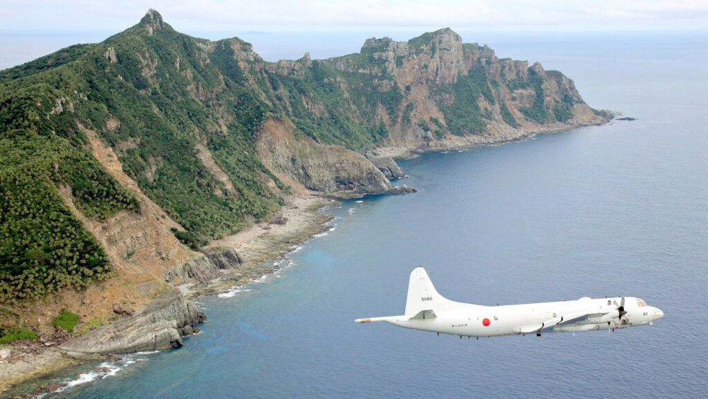 Japanisches Marineflugzeug über Uotsuri-shima