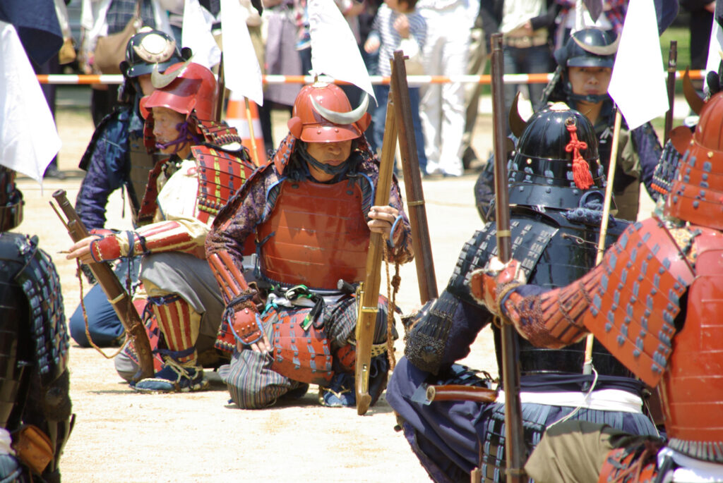 Abbildung von Rüstungen und Arkebusen beim Aoba-Fest in Sendai