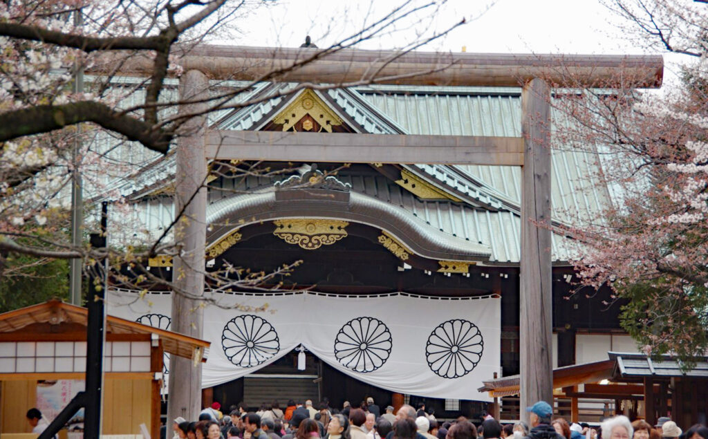 Yasukuni-Schrein mit dem Chrysanthemen-Wappen