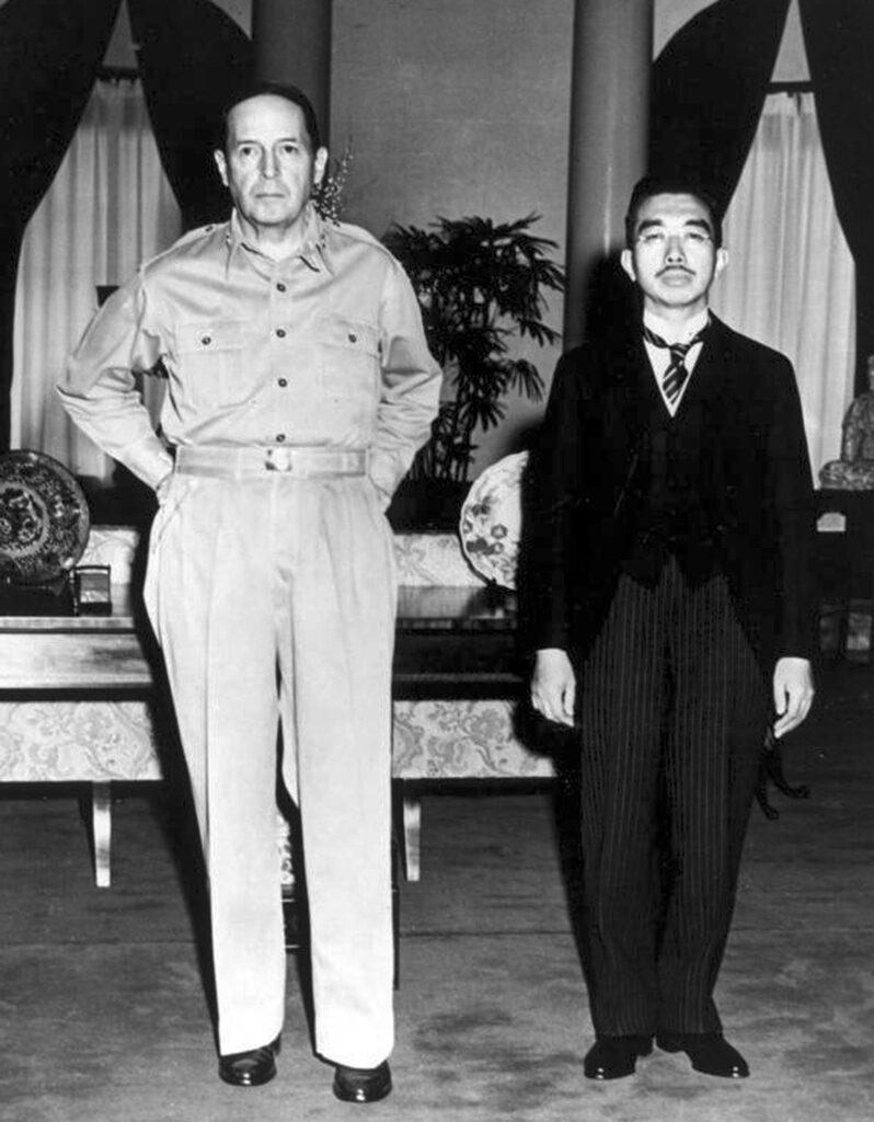 Bild von US-General Douglas MacArthur und Kaiser Hirohito in Tōkyō 1945.