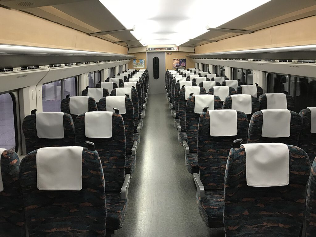 Interieur im Ordinary Car eines Shinkansen der E2 Serie