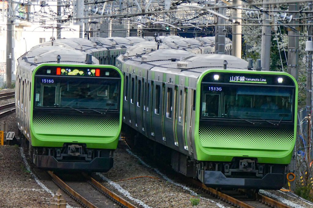 Züge der Yamanote Linie in Tōkyō