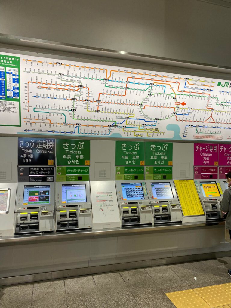 Verschiedene Fahrscheinautomaten Netzplan der JR East