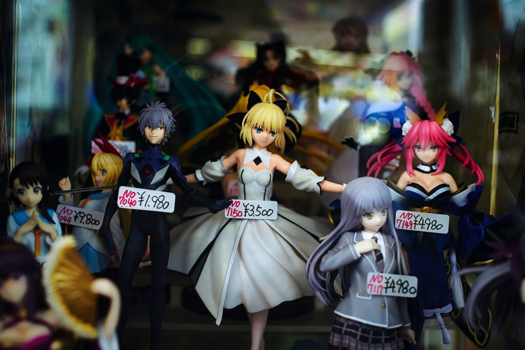 Figuren in der Auslage eines Comic-Ladens in Akihabara