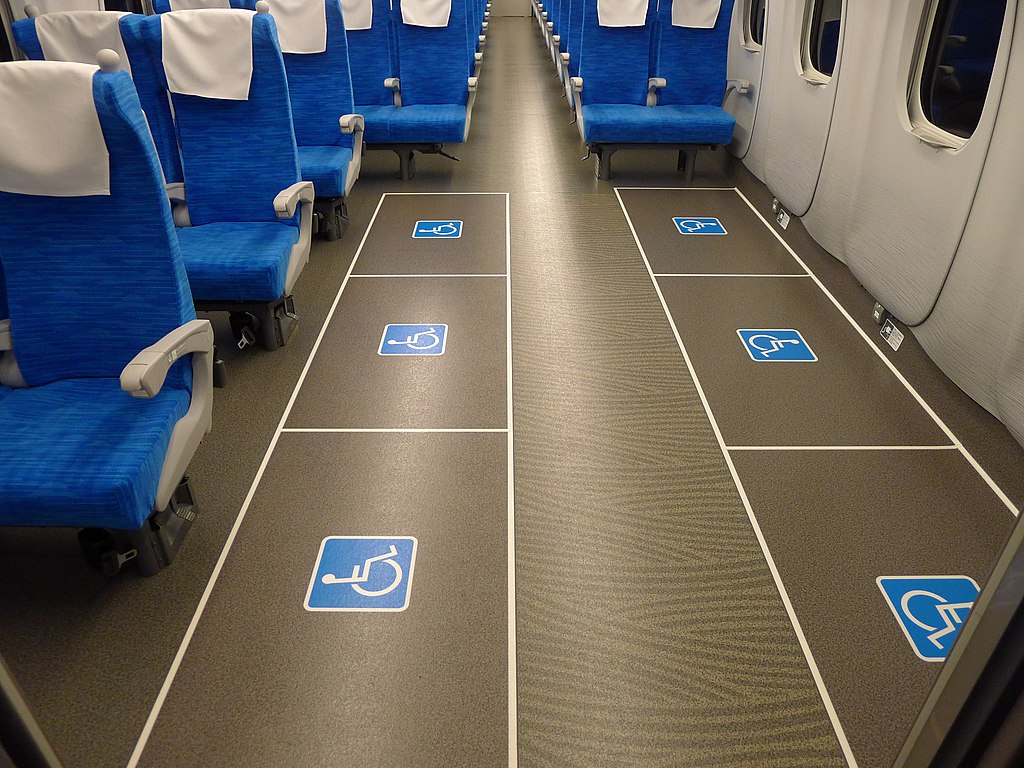 Bild von Rollstuhlstellplätzen auf einem Shinkansen der N700S Serie
