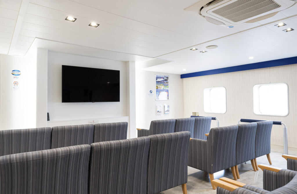Abbildung der Tv-Lounge auf einer Autofähre der Meimon Taiyo Ferry Reederei 