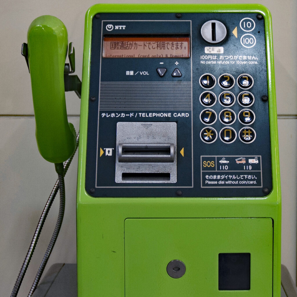 Abbildung eines neueren öffentlichen Telefons von NTT