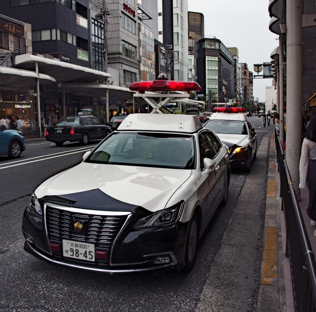 Streifenwagen der japanischen Polizei – Sinnbild für das Thema Rassismus und Xenophobie bei der japanischen Polizei